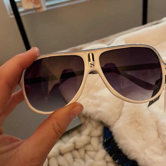 🕶️ - Picture 5 of 7